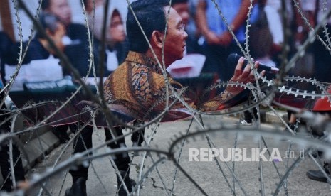 Pengunjuk rasa membentangkan spanduk saat sidang lanjutan terdakwa kasus dugaan penistaan agama Basuki Tjahaja Purnama atau Ahok di depan Kementerian Pertanian, Jakarta, Selasa (11/4).