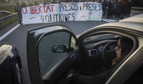 Pengunjuk rasa memblokir jalan tol di Barcelona, Spanyol, Rabu (8/11). Mereka memprotes ditahannya politikus Katalunya.