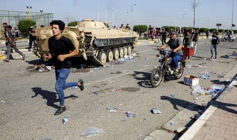 Pengunjuk rasa memblokir pelabuhan Umm Qasr ketika pasukan keamanan mencoba membuka kembali terminal minyak di Teluk Persia, Irak, Selasa (5/11).