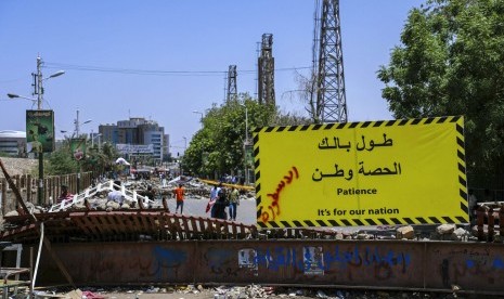 Pengunjuk rasa membuat barikade di luar markas militer Sudan di Khartoum, Sudan, Selasa (14/5).