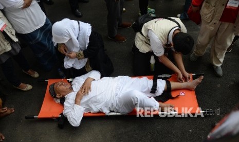 Pengunjuk rasa mendapat pertolongan kesehatan saat unjuk rasa di depan Istana Merdeka di Jakarta, Jumat (4/11).