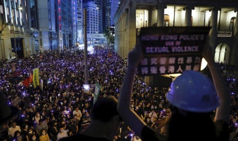 Pengunjuk rasa menentang kekerasan seksual yang dilakukan polisi Hong Kong di Chater Garden, Rabu (28/8).