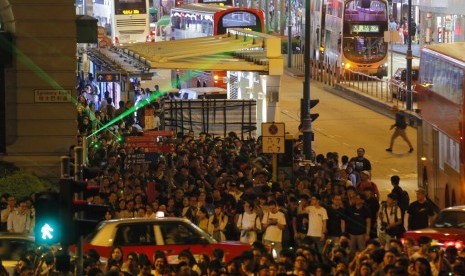 Pengunjuk rasa menentang penangkapan rekannya yang berdemo menggunakan laser di Hong Kong, Rabu (7/8). Polisi Hong Kong menggolongkan laser sebagai senjata berbahaya karena bisa merusak mata.