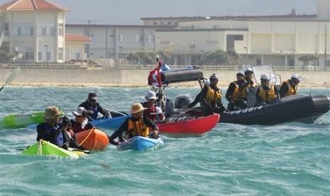 Pengunjuk rasa, menggunakan kano, yang menolak relokasi pangkalan militer AS dihalau oleh petugas penjaga laut Jepang di Nago, Okinawa, beberapa waktu lalu. 