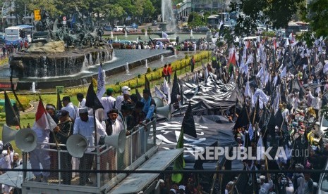 Pengunjuk rasa mengikuti Aksi Bela Tauhid di depan Gedung Kantor Kemenko Polhukam, Jakarta, Jumat (26/10/2018).