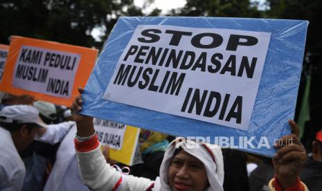 Pengunjuk rasa mengikuti aksi di depan Kedubes India, Jakarta, Jumat (6/3/2020). Ada dua alternatif rekayasa lalu lintas yang disiapkan polisi untuk mengantisipasi kemacetan di sekitar Kedubes India akibat unjuk rasa pada Jumat (13/3).