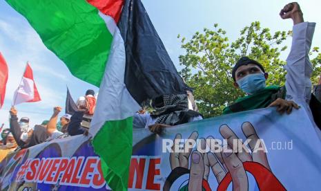 Pengunjuk rasa mengikuti aksi solidaritas untuk Palestina di depan Gedung DPRD, Indramayu, Jawa Barat, Jumat (21/5/2021). Aksi yang diikuti berbagai elemen masyarakat dan ormas di Indramayu itu mengutuk serangan Israel dan mengajak masyarakat Indonesia untuk terus mendukung dan membantu Palestina. 