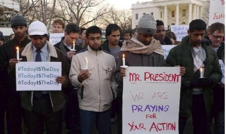 Pengunjuk rasa menuntut pengontrolan senjata api di depan Gedung Putih, Washington DC, AS, Jumat (14/12) waktu setempat.