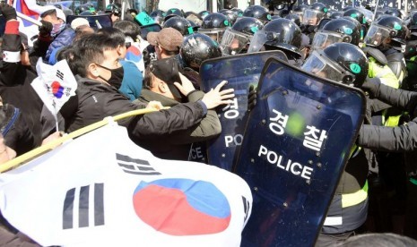 Pengunjuk rasa pendukung Presiden Korea Selatan Park Geun-hye bentrok dengan polisi dekat Mahkamah Konstitusi di Seoul, Korea Selatan.