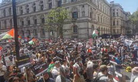 Pengunjuk rasa pro Palestina berkumpul di luar Downing Street di ibukota Inggris, London .