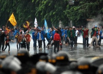 Pengunjuk rasa terlibat aksi bentrok dengan aparat kemananan saat berunjuk rasa menolak kenaikan harga BBM di depan stasiun Gambir, Jakarta, Selasa (27/3). 