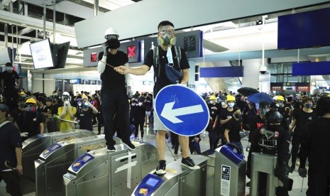 Pengunjuk rasa terlibat bentrok dengan polisi saat demonstrasi di stasiun kereta Yuen Long MTR di Hong Kong, Rabu (21/8).