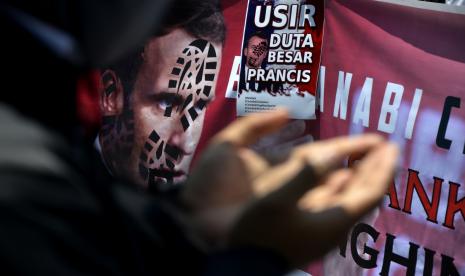 Macron, Diskriminasi hingga Sekularisme Prancis. Pengunjuk rasa yang tergabung dalam Aliansi Umat Islam Sulsel berdoa saat melakukan aksi damai mengecam Presiden Prancis Emmanuel Marcon di depan Monumen Mandala, Makassar, Sulawesi Selatan, Sabtu (31/10/2020). Dalam aksi unjuk rasa tersebut mereka mengecam pernyataan Presiden Prancis Emmanuel Macron yang diaanggap menghina Islam dan Nabi Muhammad. 