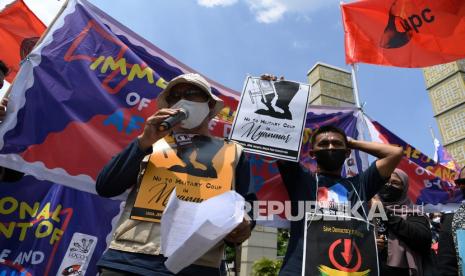 Pengunjuk rasa yang tergabung dalam Jaringan Rakyat Miskin Kita menggelar aksi di depan Masjid Agung Al-Azhar dekat gedung Sekretariat ASEAN, Jakarta, Sabtu (24/4/2021). Dalam aksinya mereka menolak kedatangan pimpinan Junta Militer Myanmar Min Aung Hlaing yang dianggap tidak sah mewakili Myanmar dalam KTT ASEAN 2021 serta mengutuk atas terjadinya kekerasan yang terjadi di Myanmar. 