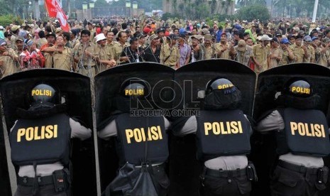  Pengunjuk rasa yang tergabung dalam Persatuan Perangkat Desa Indonesia (PPDI) dan Aliansi Desa Indonesia (ADI) menggelar aksi unjuk rasa di depan gedung Parlemen, Jakarta, Jumat (14/12).   (Republika/ Tahta Aidilla)