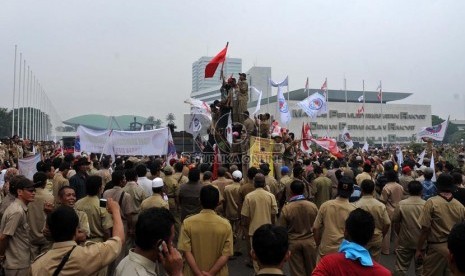  Pengunjuk rasa yang tergabung dalam Persatuan Perangkat Desa Indonesia (PPDI) dan Aliansi Desa Indonesia (ADI) menggelar aksi unjuk rasa di depan gedung Parlemen, Jakarta, Jumat (14/12).   (Republika/ Tahta Aidilla)