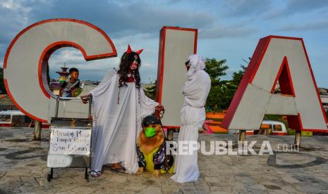 Pengunjuk rasa yang yang tergabung Aliansi Tanpa Nama menggelar aksi teatrikal menolak mudik tanpa piknik dan pasar gratis di Alun-alun Kabupaten Ciamis, Jawa Barat, Rabu (28/4/2021). Mereka menyoroti sejumlah kebijakan pemerintah yang dianggap membingungkan masyarakat seperti kebijakan larangan mudik lebaran tapi tempat wisata tetap diperbolehkan buka. 