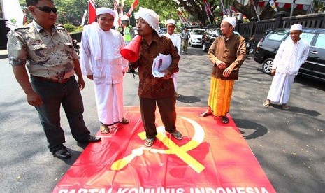 Pengunjukrasa Gerakan Bela Negara (GBN) berunjukrasa menolak rekonsiliasi pemerintah dengan keluarga anggota PKI di depan Balaikota, Malang, Jawa Timur, Senin (17/8).