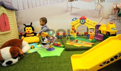 Pengunjung anak-anak mencoba mainan di arena Pameran Perlengkapan Ibu dan Anak 