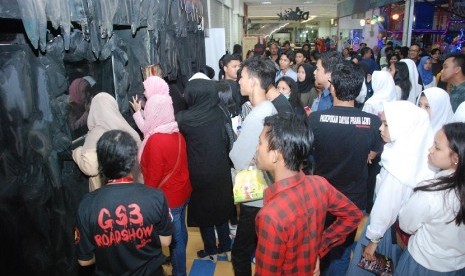 Pengunjung antre masuk ke wahana rumah hantu Gua Sesat Sarang Siluman di Depok Town Square