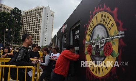 Pengunjung antre menukarkan tiket konser Guns N' Roses Not In This Lifetime Tour Jakarta 2018 di Pintu Timur Stadion Utama Gelora Bung Karno, Jakarta, Kamis (8/11/2018).