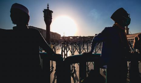 Pengunjung antre untuk berziarah ke makam Nabi Muhammad SAW, Abu Bakar as Siddiq, dan Umar bin Kattab di Masjid Nabawi, Madinah, Arab Saudi, Ahad (23/10/2022). Tim Medis Selamatkan Jamaah Umroh Alami Henti Jantung di Masjid Nabawi