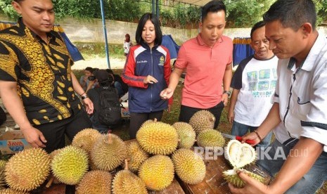 Pengunjung bazar durian dan penjurian buah durian berkualitas di Bazar Durian Tuntang 2018, yang digelar di depan Stasiun Tuntang, Kabupaten Semarang, Ahad (11/3).