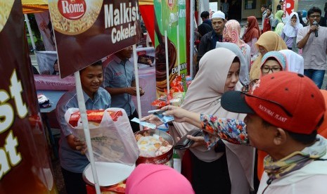 Pengunjung bebelanja aneka produk halal di Bazzar dan Halal Market Muhasabah Akhir Tahun Republika 2018, di Selasar Masjid Pusdai, Kota Bandung, Senin (31/12).