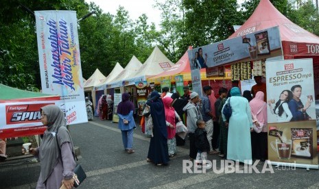 Pengunjung bebelanja aneka produk halal di Bazzar dan Halal Market Muhasabah Akhir Tahun Republika 2018, di Selasar Masjid Pusdai, Kota Bandung, Senin (31/12).