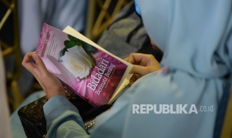 Pengunjung bedah buku Bidadari Bermata Bening karyal Habiburrahman El Shirazy melihat novel disela diskusi bedah buku Bidadari Bermata Bening di Panggung Utama Islamic Book Fair (IBF) 2017 di JCC, Sabtu (6/5). 