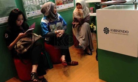 Pengunjung berada di Asosiasi Bank syariah Indonesia, Jakarta, Rabu (1/9).(Republika/ Yasin Habibi)