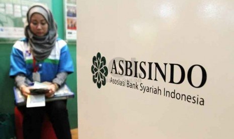 Pengunjung berada di Asosiasi Bank syariah Indonesia, Jakarta, Rabu (1/9).(Republika/ Yasin Habibi)