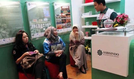 Pengunjung berada di Asosiasi Bank syariah Indonesia, Jakarta, Rabu (1/9).(Republika/ Yasin Habibi)