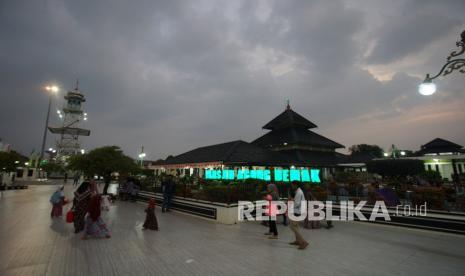 Pengunjung berada di halaman Masjid Agung Demak, Jawa Tengah, Kamis (31/3/2022). Masjid yang dipercayai pernah menjadi tempat berkumpulnya para ulama atau Wali Songo dalam menyebarkan agama Islam di tanah Jawa tersebut merupakan destinasi wisata religi andalan di Kabupaten Demak.