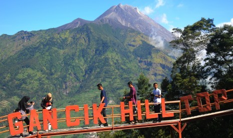 Pengunjung berada di jembatan gardu pandang wisata Gancik di lereng Gunung Merbabu, Selo, Boyolali, Jawa Tengah (ilustrasi). 