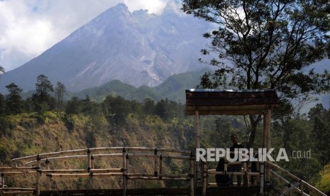 Pengunjung berada di kawasan gardu pandang Gunung Merapi, Kalitalang, Balerantai, Kemalang, Klaten, Jawa Tengah, Selasa (20/8/2019). 