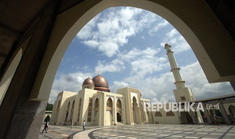 Pengunjung berada di kawasan Islamic Center, Kota Padangpanjang, Sumatera Barat, Kamis (19/4).