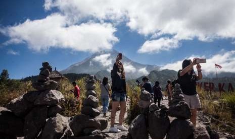 Pengunjung berada di kawasan Lereng Gunung Merapi, Sleman, DI Yogyakarta, Sabtu (18/8).