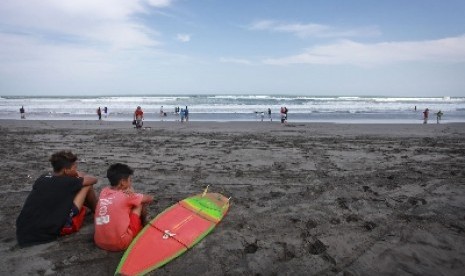 Pengunjung berada di kawasan Pantai Parangtritis, Bantul, Yogyakarta. Di kawasan wisatan ini akan dibangun satu pos pengamanan terkait Operasi Ramadniya Progo 2017.