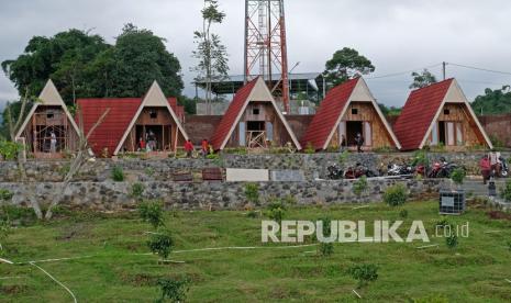 Pengunjung beraktivitas di area wisata Pengilon Edupark yang baru diresmikan kawasan lereng gunung Sumbing Desa Pengilon, Bulu, Temanggung, Jawa Tengah, Sabtu (19/2/2022). Pembangunan destinasi wisata yang menggabungkan wisata edukasi, wisata kuliner dan wisata alam tersebut sebagai upaya investor bersama pemerintah desa setempat meningkatkan perekonomian dan kesejahteraan masyarakat. 