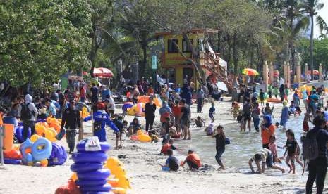 Pengunjung beraktivitas di Pantai Karnaval Ancol, Jakarta, Selasa (11/9).