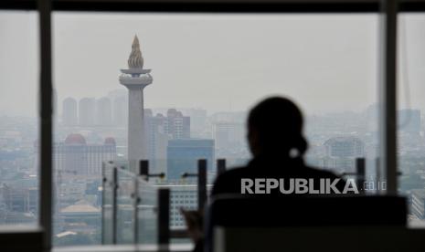 Pengunjung beraktivitas di Perpustakaan Nasional dengan latar belakang polusi di langit Jakarta. BPBD menerapkan beragam teknologi untuk mengantisipasi bencana di Jakarta.