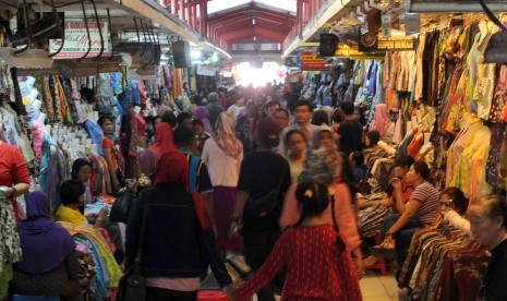 Pengunjung berbelanja di Pasar Beringharjo, Yogyakarta.