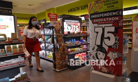 Pengunjung berbelanja di salah satu gerai di Kuningan City, Jakarta, Jumat (14/8/2020). Sejumlah pelaku usaha ritel menyelenggarakan Hari Belanja Diskon Indonesia (HBDI) menyambut perayaan HUT Kemerdekaan RI yang dimulai pada tanggal 14-30 Agustus 2020. 