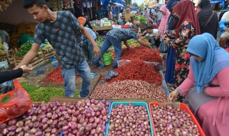 Pengunjung berbelanja kebutuhan bahan pokok 