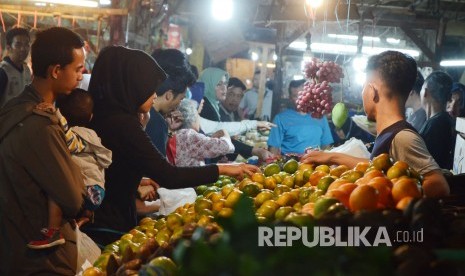 Pengunjung berbelanja kebutuhan pokok, bermacam sayuran dan buah-buahan jelang Ramadhan. 