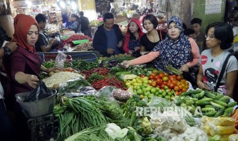 Pengunjung berbelanja sayuran di Pasar Kosambi, Kota Bandung, Jumat (26/5).