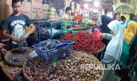 Pengunjung berbelanja sayuran dan sembako untuk persiapan menjelang Ramadhan