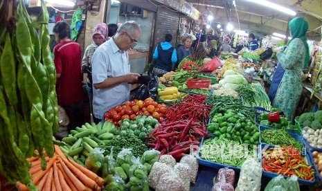 Pengunjung berbelanja sayuran.