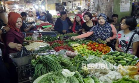 Pengunjung berbelanja sayuran di Pasar Kosambi, Kota Bandung.